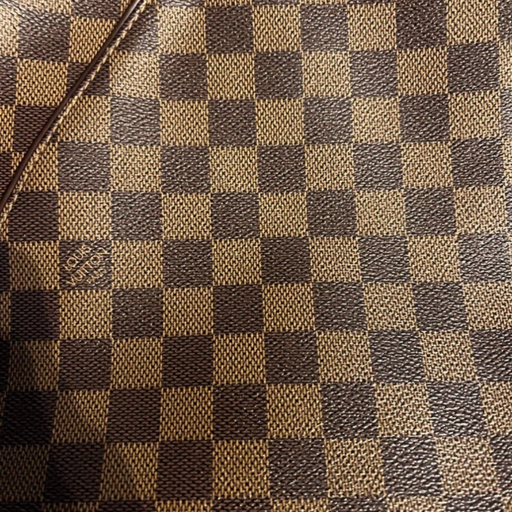 Louis Vuitton - Picture 7 of 9